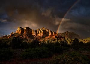 Горы на фоне вечернего неба с радугой