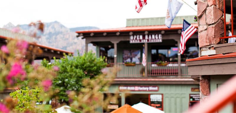 Уголок Седоны на фоне гор